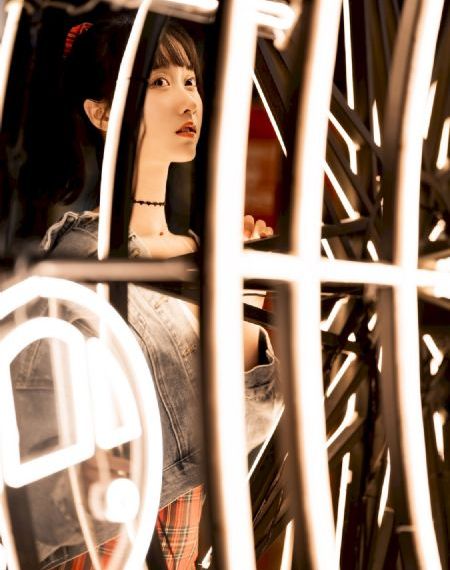 美女光胸无遮挡18禁止观看_BD英语免费观看